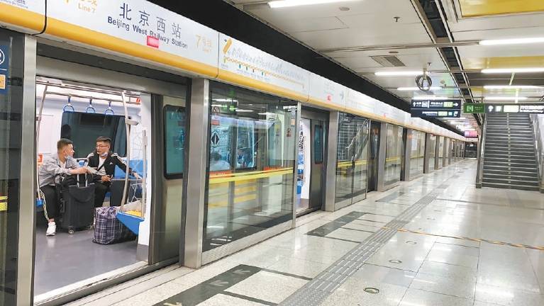 5月6日凌晨2点,地铁末班车从北京西站发出