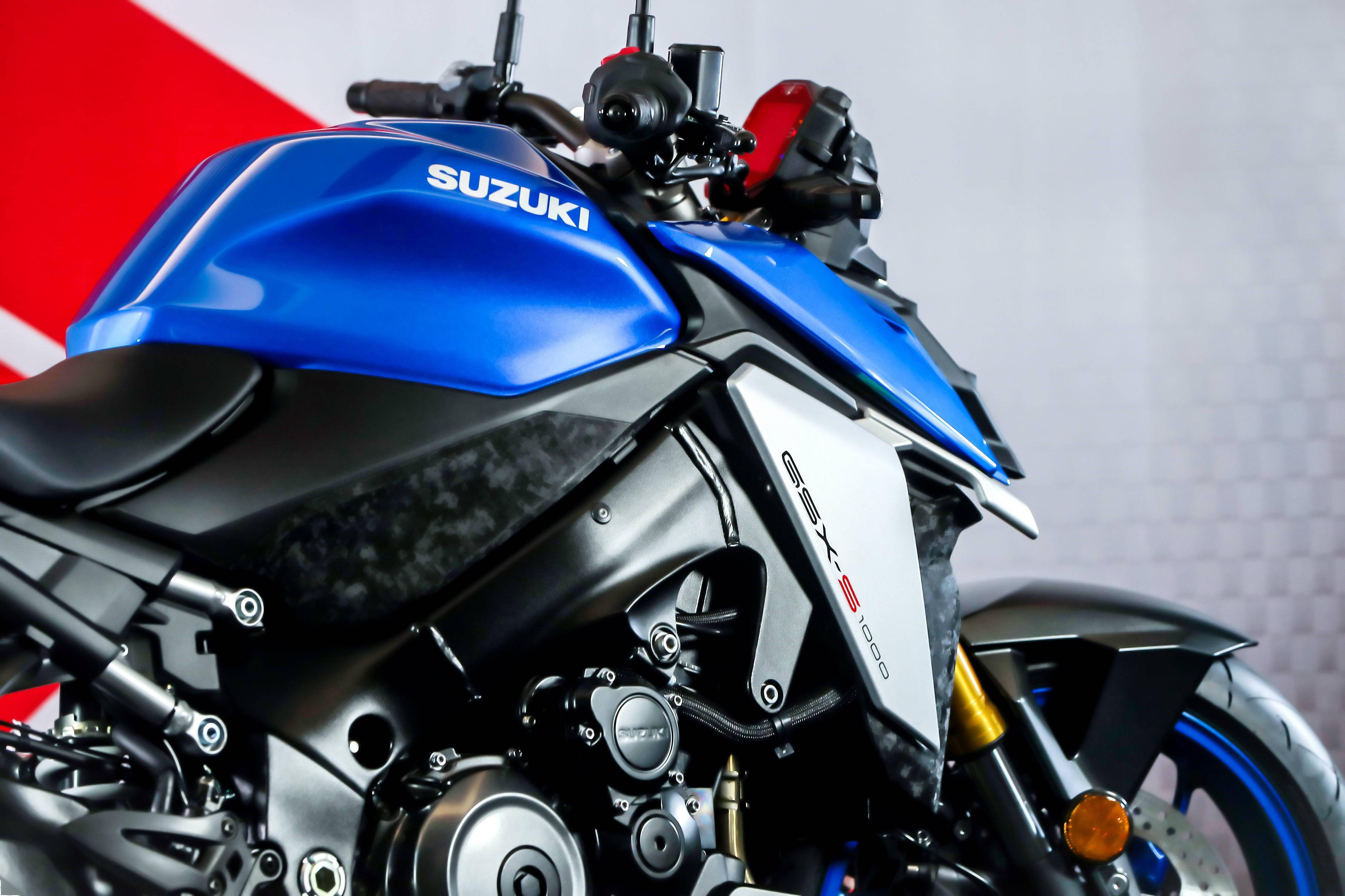 suzuki新一代运动街车2021gsxs1000静态特写1