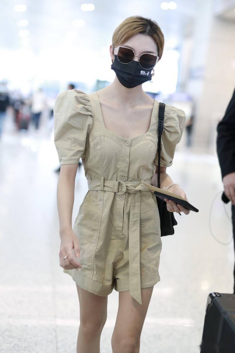 街拍:李紫婷卡其色修身连体裳 黑色马丁靴 复古手提包甜酷个性