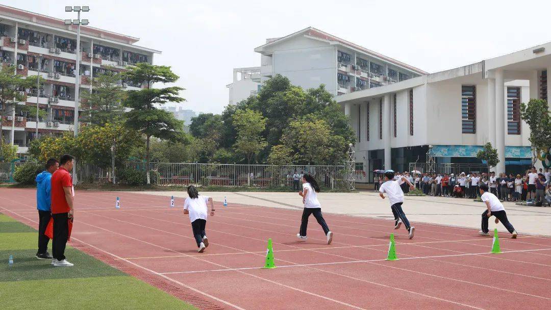 体育现场测试说明等培训材料,观摩了15米折返跑测试模拟演练,并由专家