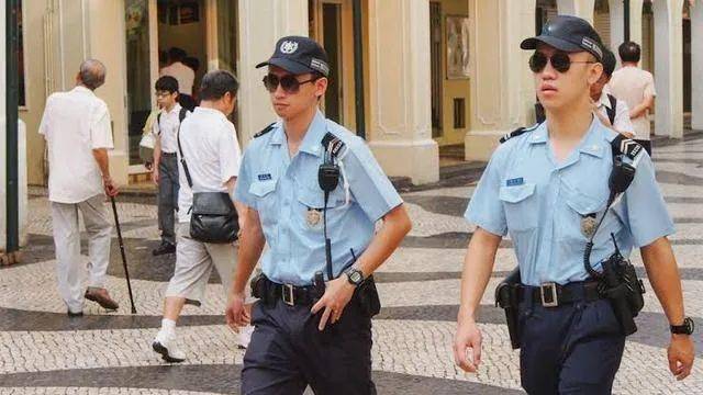 澳门公共场所随处可见警察身影,总体来说是个安全系数很高的地区 然而