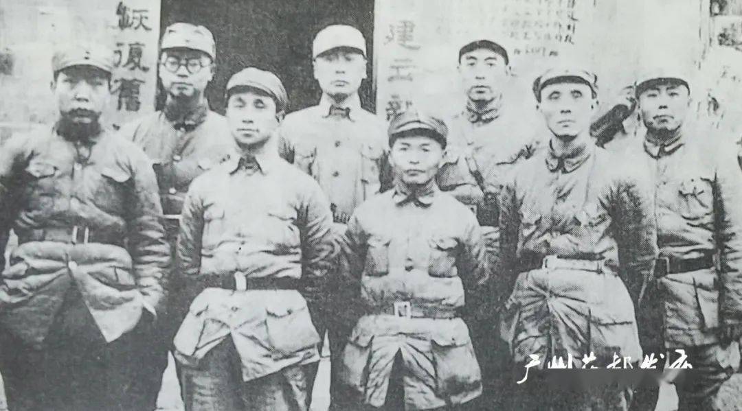 1939年2月,袁裕(后排左一)和新四军领导成员合影徐向前元帅在《历史的