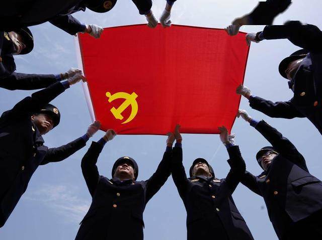 我与党旗合张影(22)|宿迁市城市管理局:党旗领航 乘风破浪