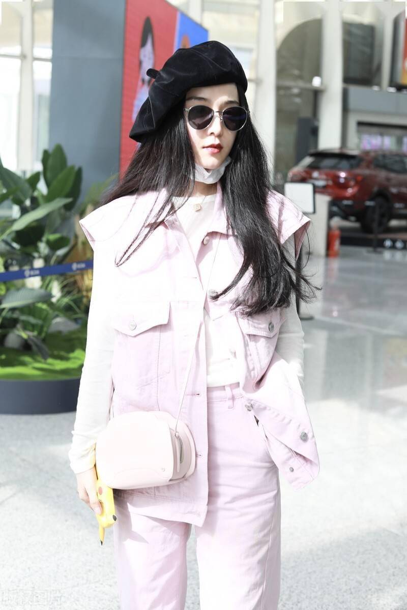 范冰冰高调走机场穿背带裤元气满满摘掉口罩红唇美艳