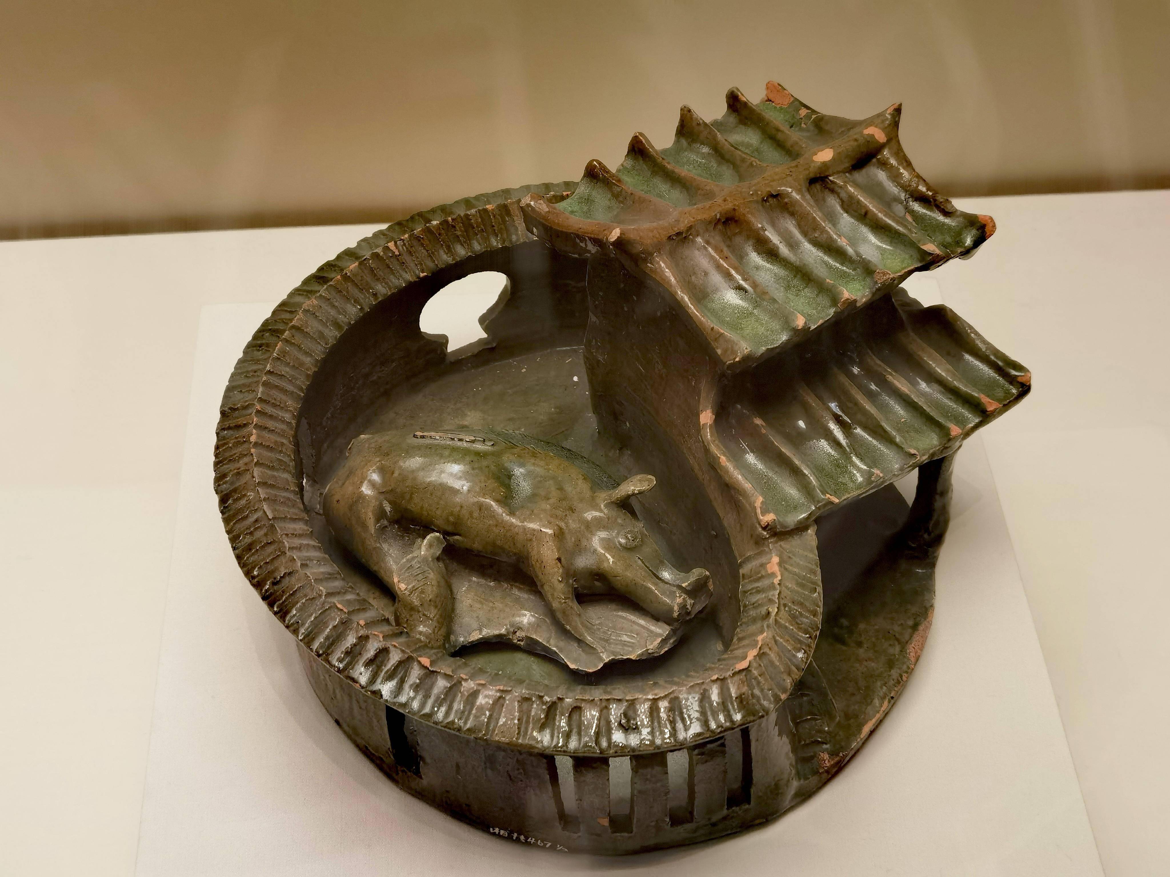 为了养猪积肥,中国古代设计和建造了多种形式的猪圈.
