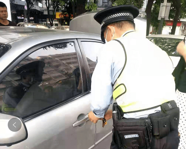 "我小孩被反锁在车里了,按钥匙没反应,你们快来呀!