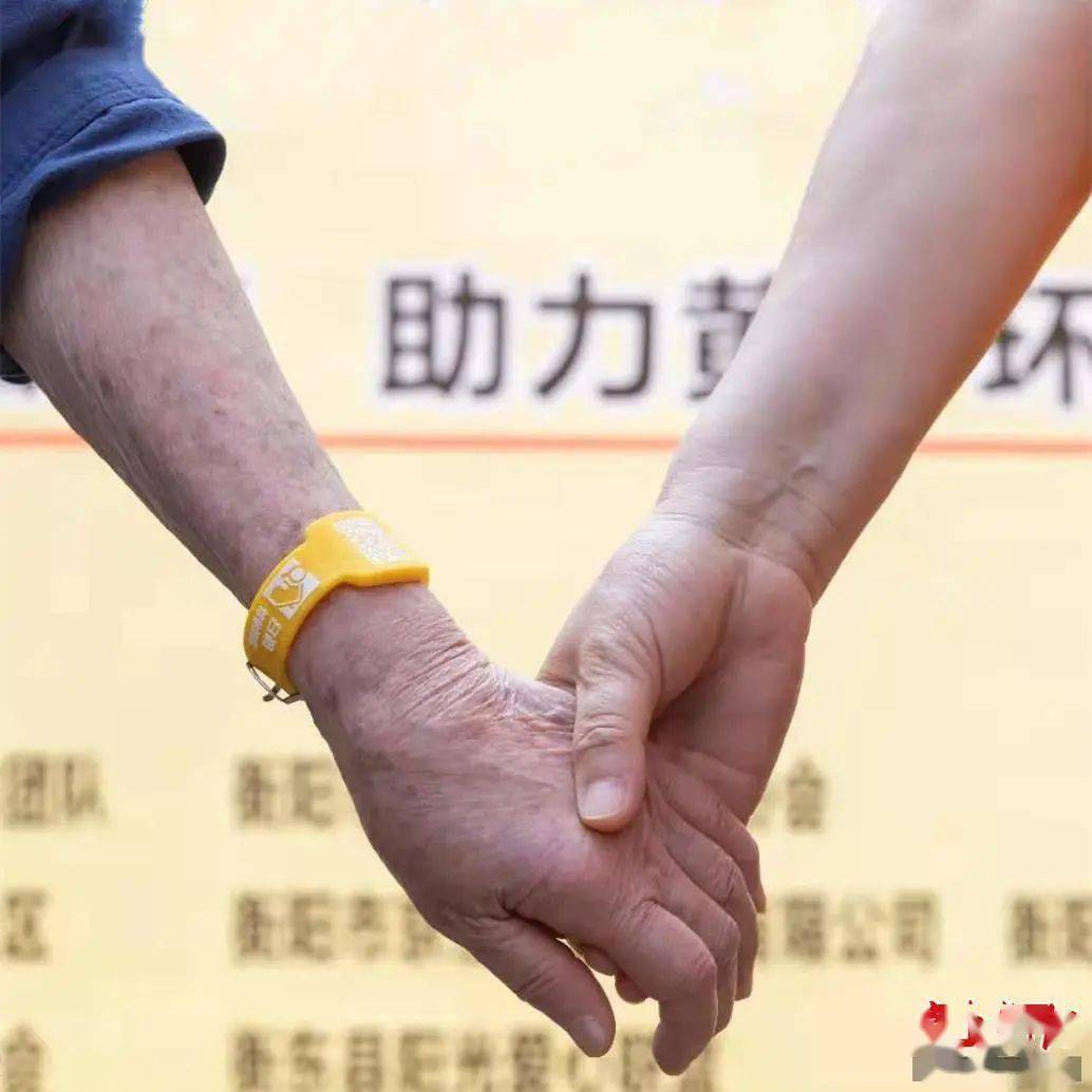 在这个特殊的日子,"衡阳群众"志愿者发放百余只爱心黄手环