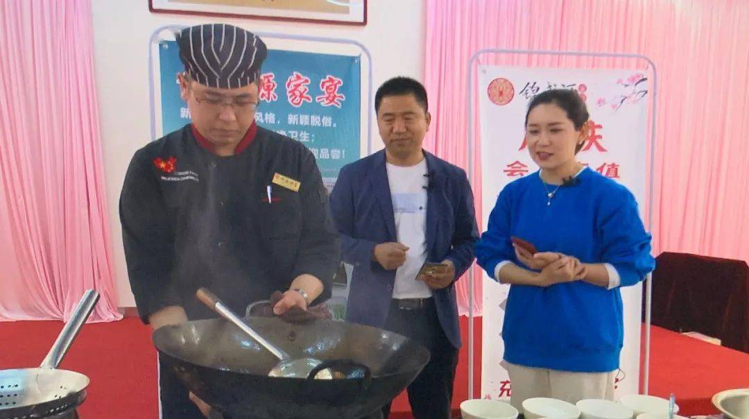 酒店的厨师长田伟为我们现场制作了炒土鸡,看起来格外有食欲.