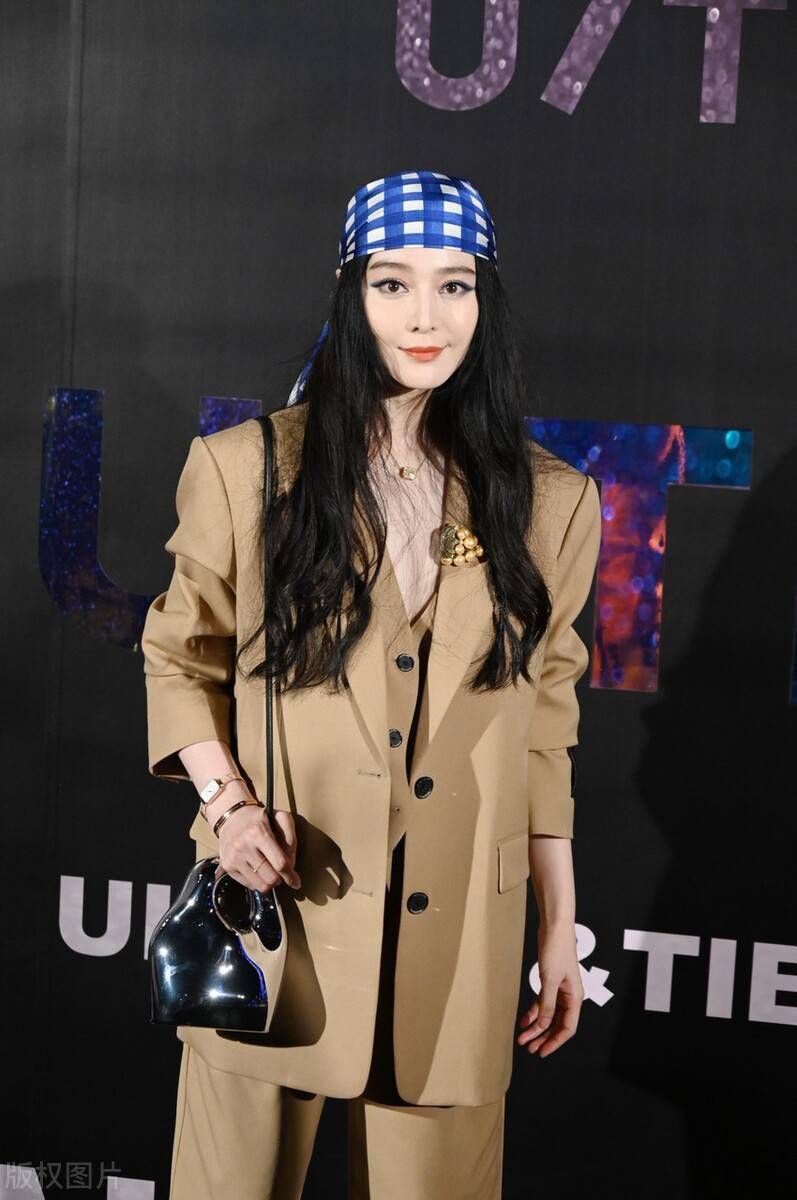 范冰冰高调看秀,穿卡其色西服套装戴复古头巾,身材消瘦也很美_时尚