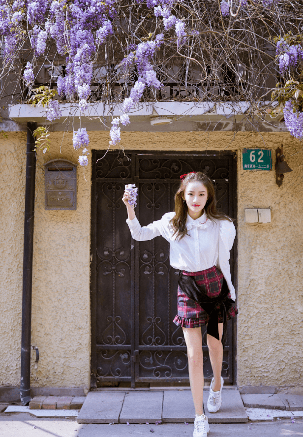 吴佳怡的"踮脚站"火了,明明什么都没穿,却超显腿长