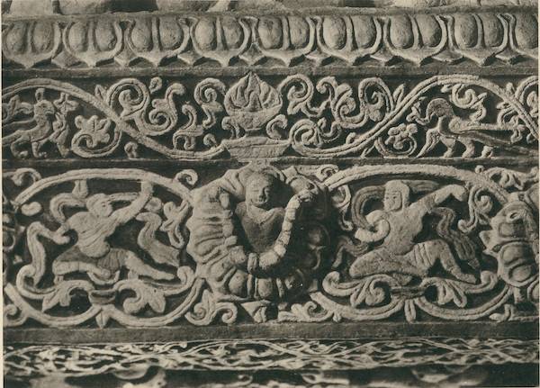 图38 云冈石窟半棕叶唐草纹 5世纪图39 洛阳龙门石窟宾阳中洞 正壁 佛