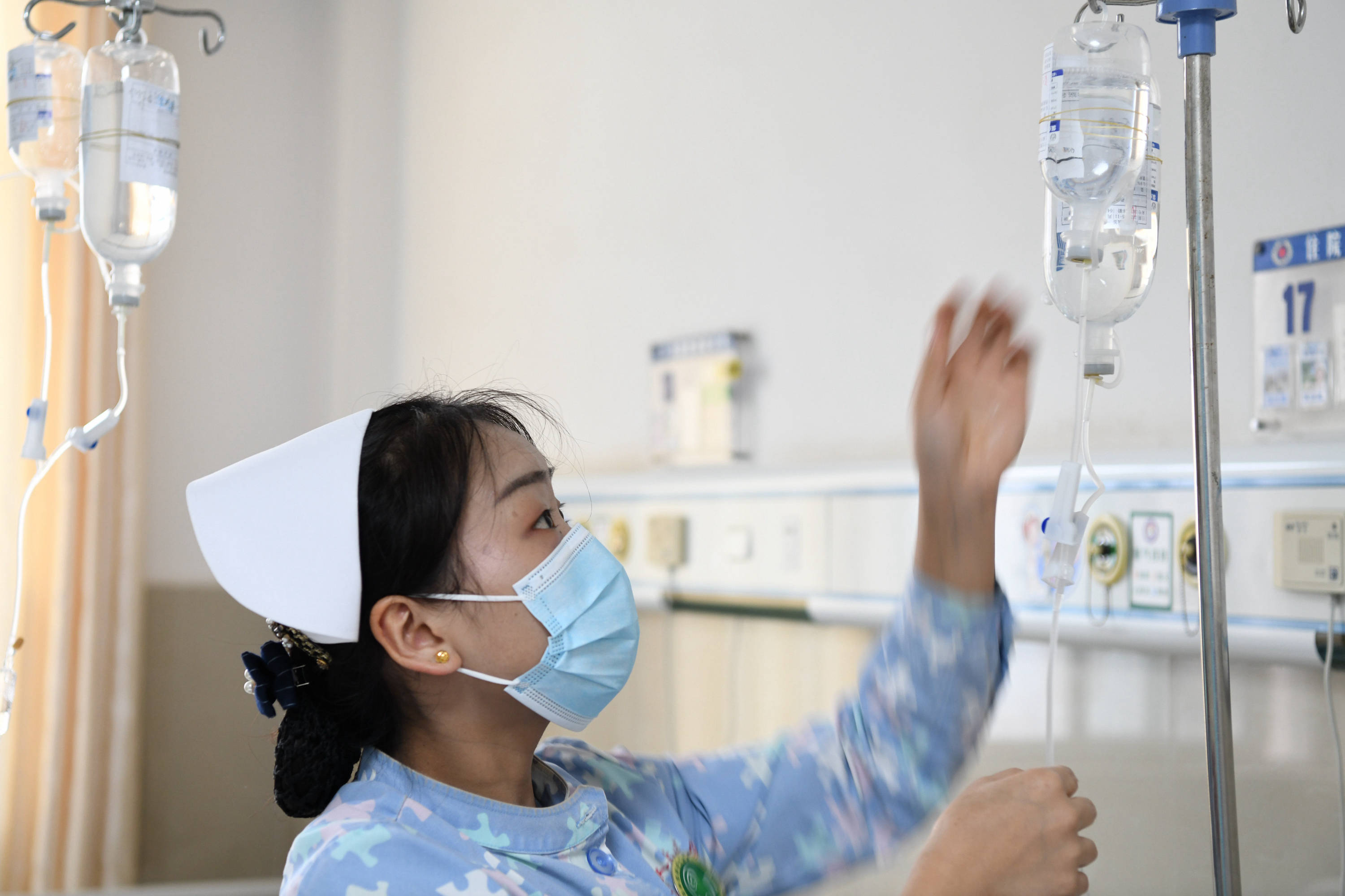 新华社发(范晖摄)5月11日,护士在贵州省黔西市人民医院新生儿科为患儿