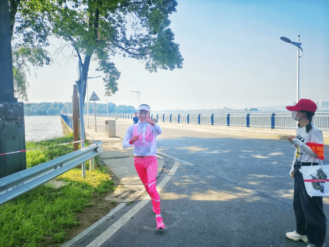 江夏藏龙岛一社区开展10公里环湖跑活动!实拍组图