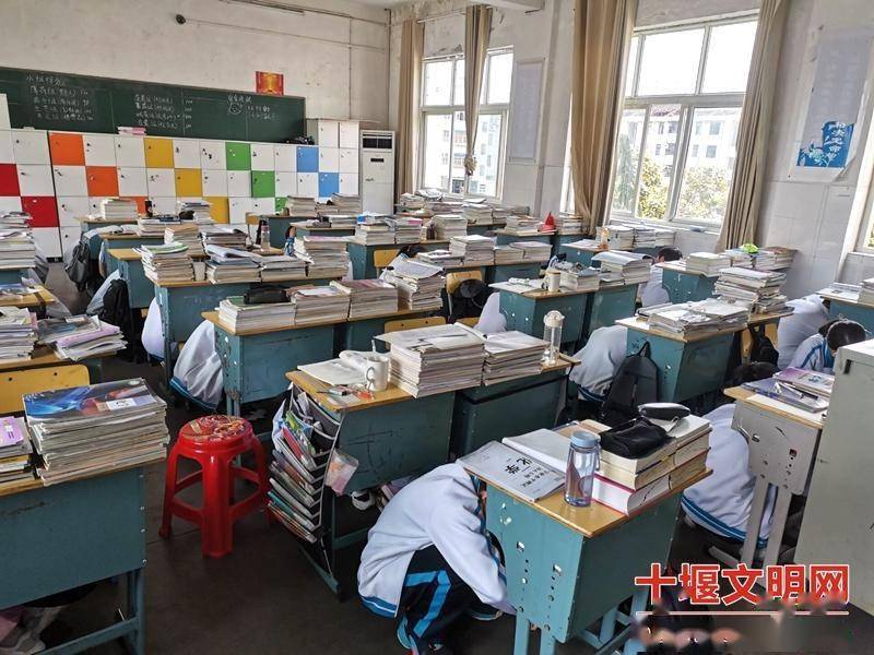 房县一中开展地震避险疏散演练活动