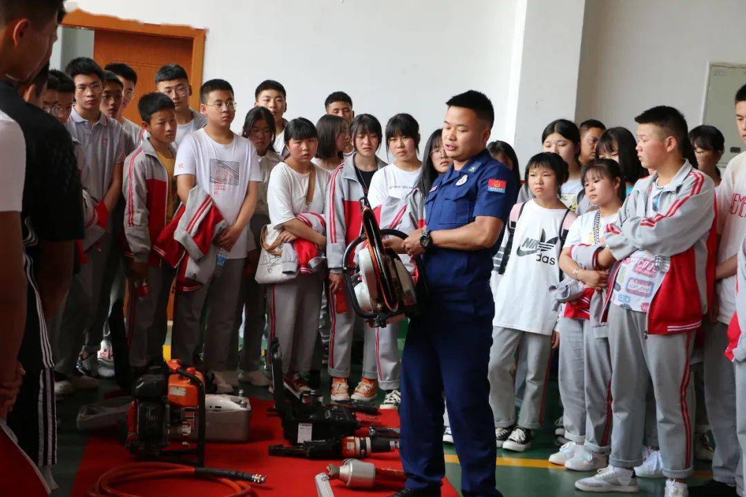 泸源中学师生代表走进红门"零距离"体验消防