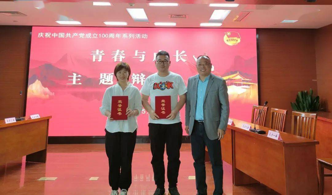 梦见很多小蛇在房间里卷成一团，解读梦境中的隐秘信息
