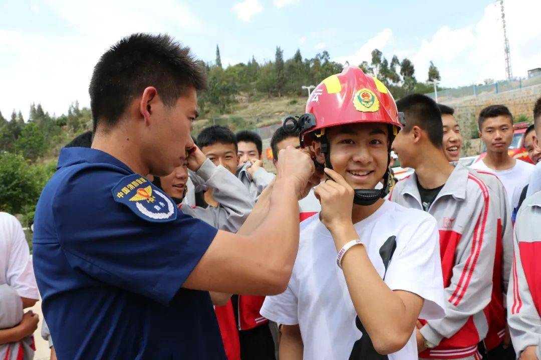 泸源中学师生代表走进红门零距离体验消防