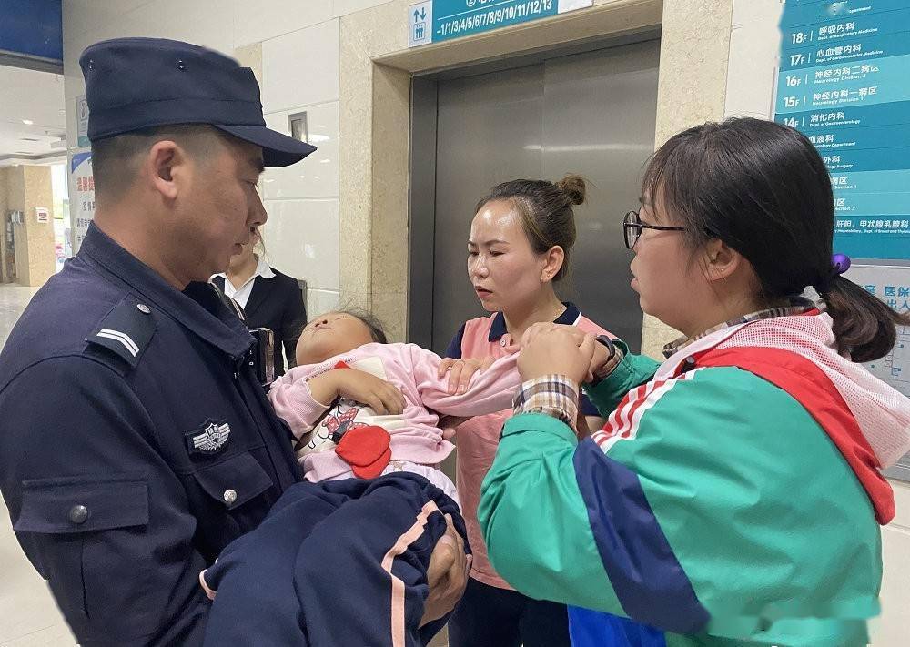 与时间赛跑,绥德民警暖心"公主抱"送幼童紧急就医