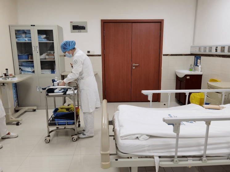 【美医瞬间】生死时速!重医附一院护士 轨道二号线上成功抢救病危乘客