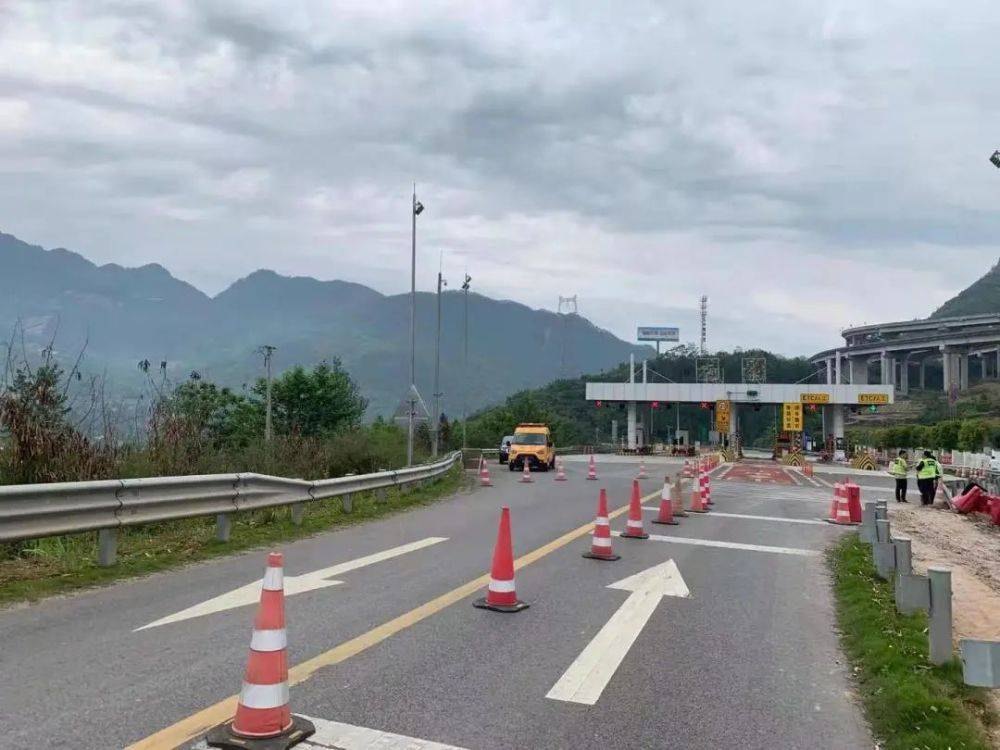 站入口,下道车辆借上道侧通行,上道车辆经318国道绕行至长滩收费站