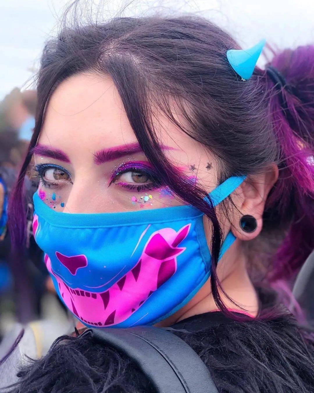 小红书辣妹有多野满脸贴钻石和15万人蹦迪开party网友这成人游戏绝