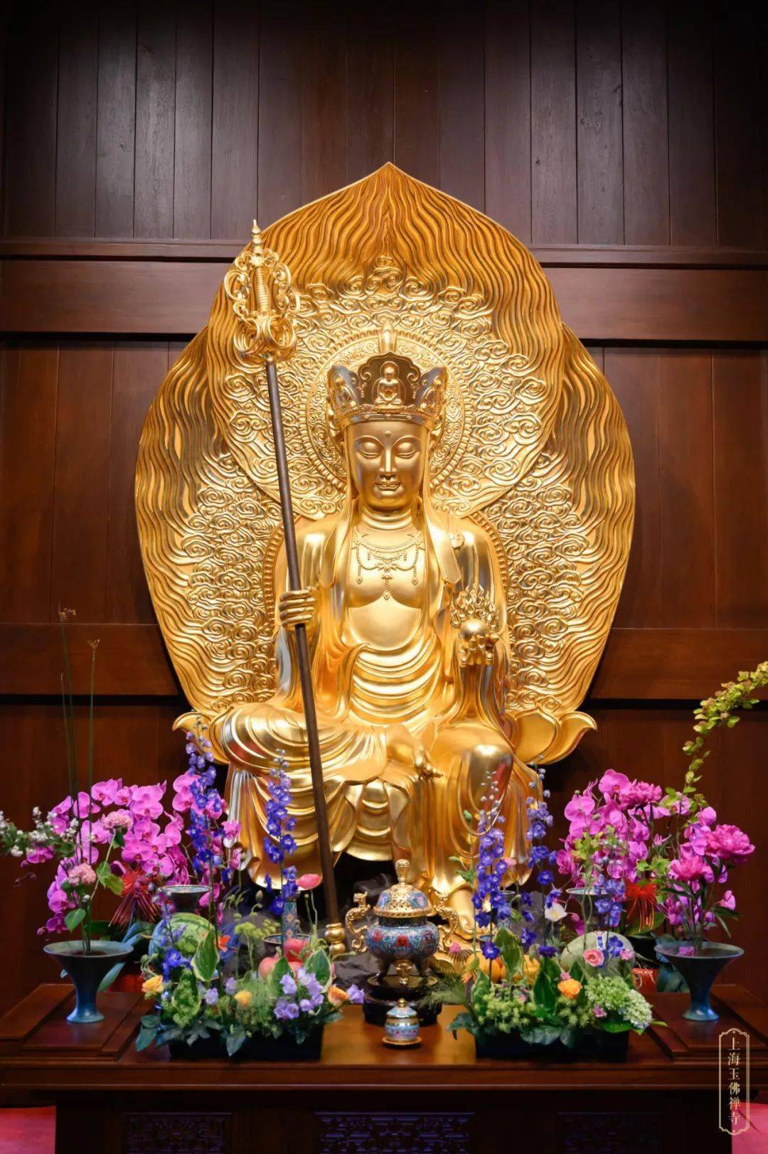 地藏殿内的地藏王菩萨圣像佛菩萨圣像前供奉于大雄宝殿,地藏殿及钟