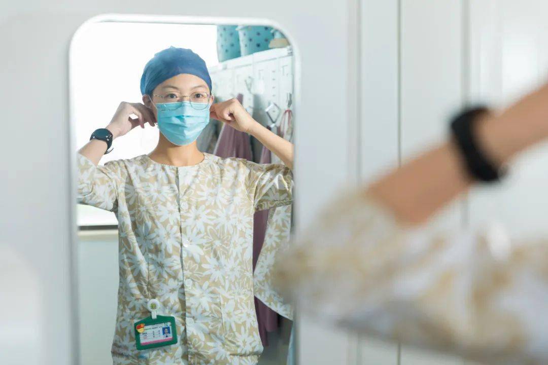 上海市第一妇婴保健院护士薛家慧上班前整理仪容仪表