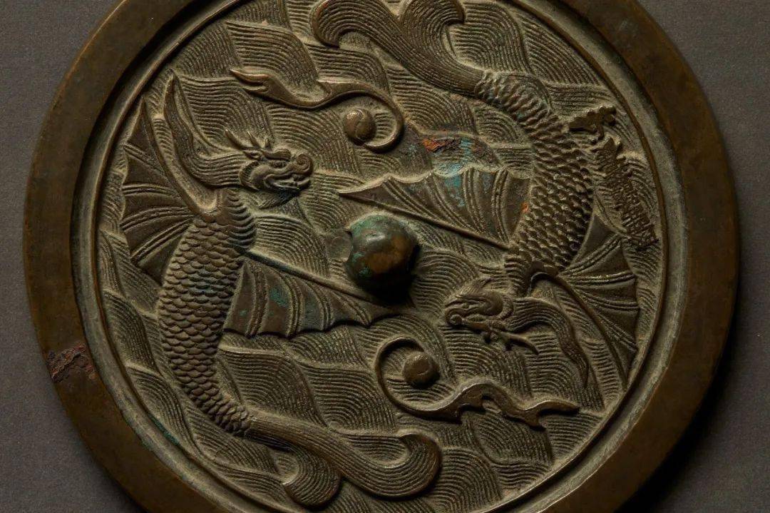 因为铜镜能照察审辨,从而引申出警戒或引为教训的意思,故古人多以镜鉴