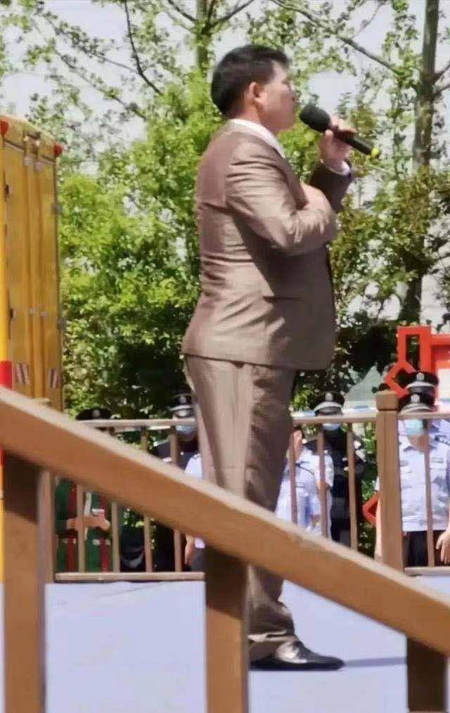 51岁大衣哥现身商演穿西装挺大肚腩走路昂首挺胸颇具星味