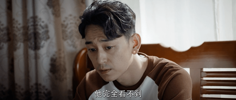 再比如邢冬冬,为了帮助小宝开锁,带着孩子披挂上阵.