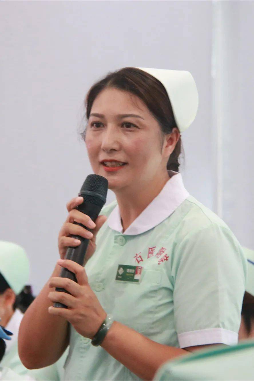 黄丽伟副主任护师甘璐 副主任护师覃艳华 主管护师文玉敏 副主任护师