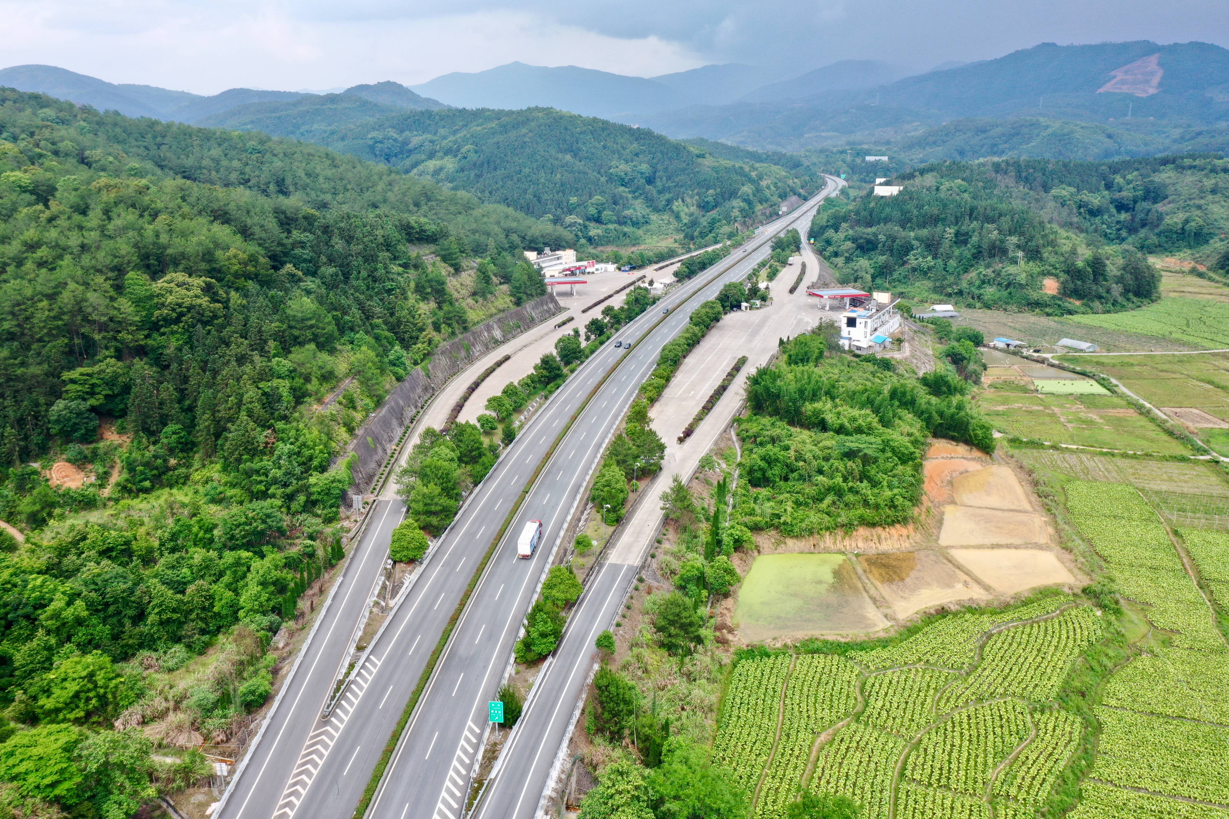 5月13日,车辆行驶在福银高速福建省三明市尤溪县境内路段(无人机照片)