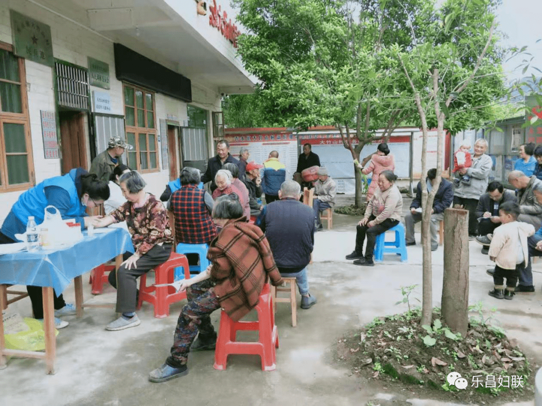 我為群眾辦實事秀水鎮婦聯開展婦女兩癌防治知識到村莊到社區活動