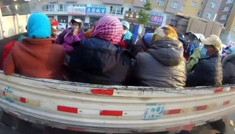 看着心惊核载3人的货车拉了20人