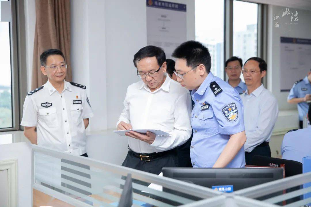 调研期间,尹建业先后来到月湖区法院金融法庭和鹰潭市公安局,通过听取