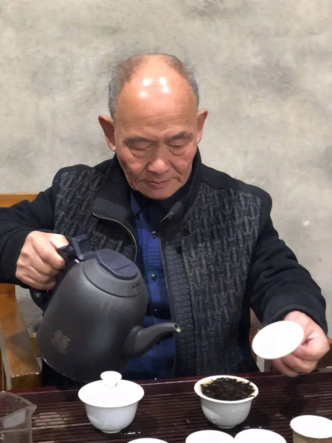 这位老人用六十余年的时间打造属于自己的岩茶帝国并用诗歌书写一生