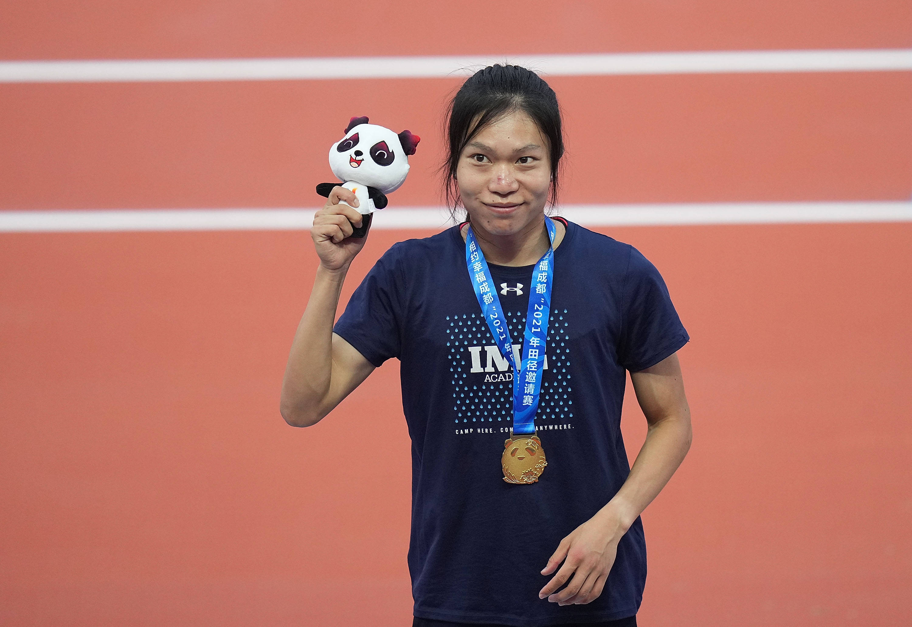 5月14日,冠军河南队选手张曼在颁奖仪式上.新华社记者 李一博 摄