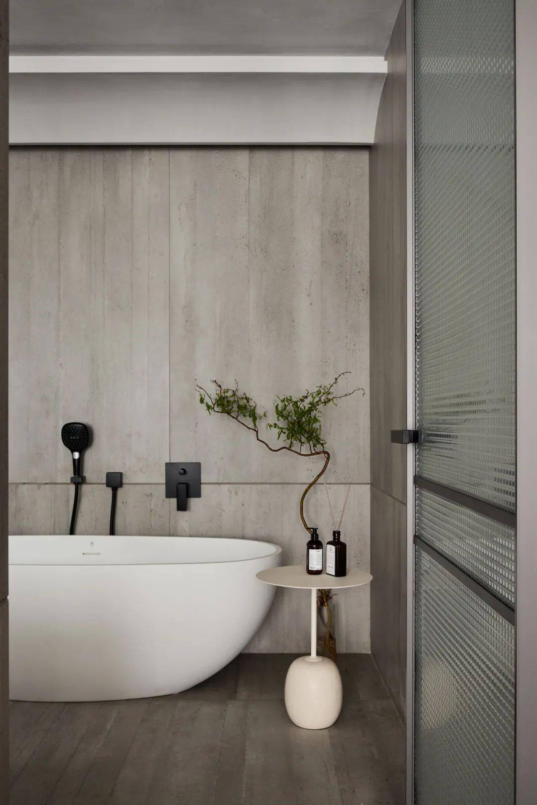 以透明玻璃和偏轴门的形式处理主卧与卫生间的联系,toilet卫生间04.