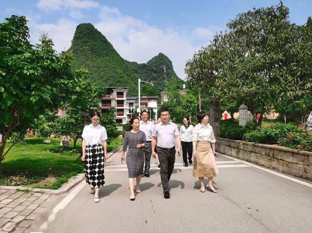 市文明办主任曾云,县委常委孟璇,团县委书记,镇党委副书记陈林娜陪同.