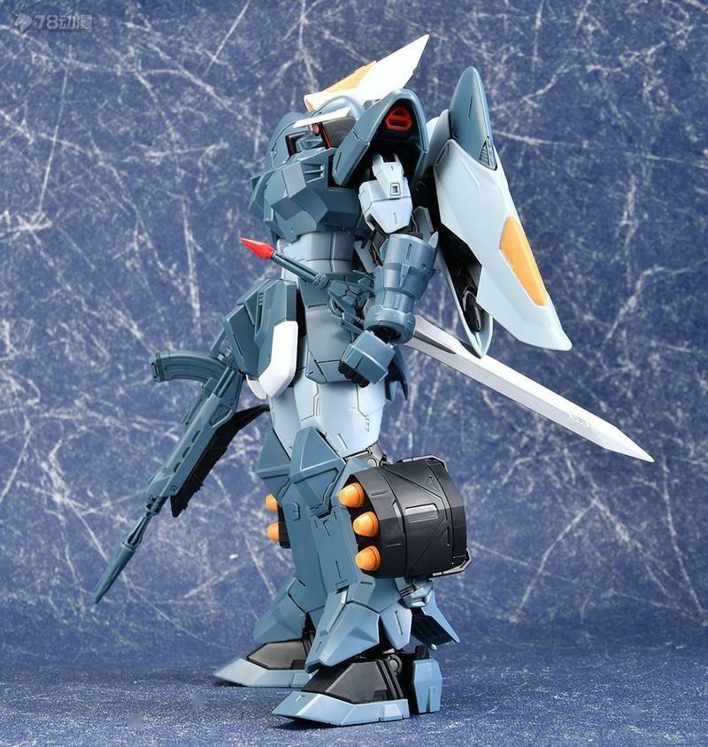 之前一直觉得金恩的背包很不协调,没想到实物效果还