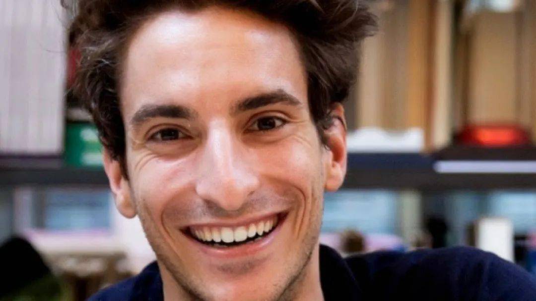 加之,lorenzo bertelli 登基后,必定有prada的老臣协助,帮助其站稳