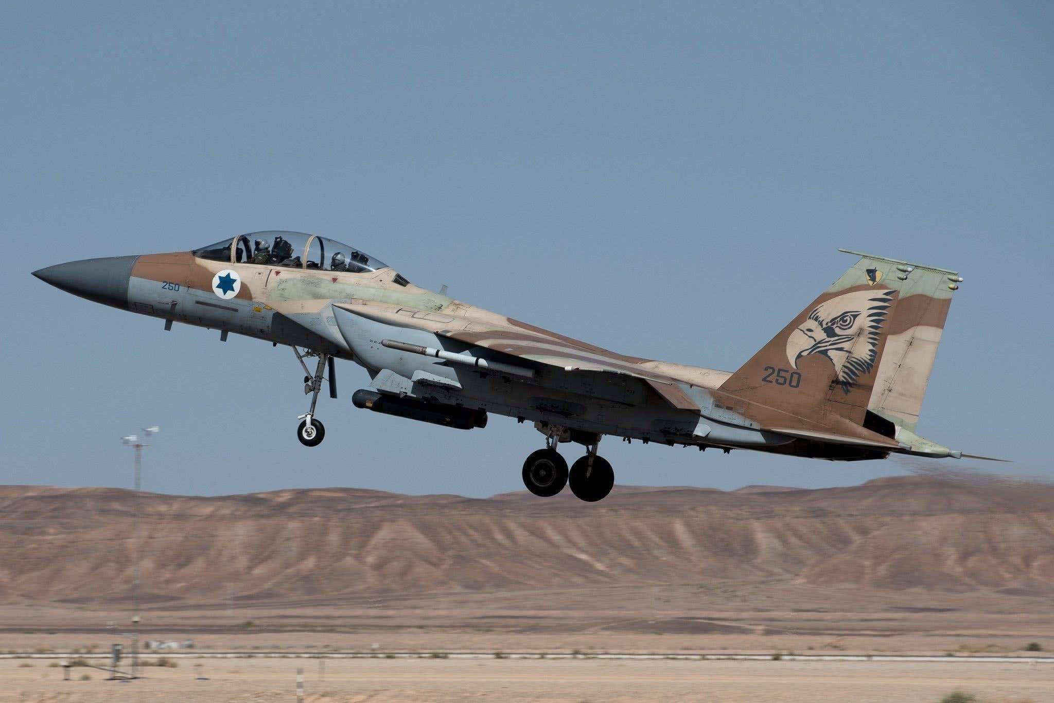 除了经典的f-15和f-16战斗机,以色列还有f-35i隐身第五代战斗机,他是