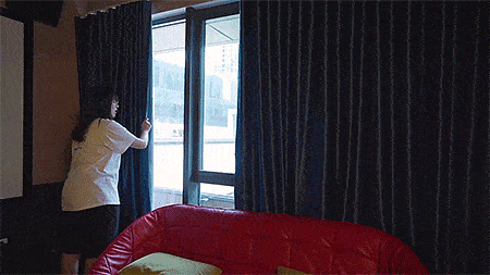 把门一关,窗帘一拉,往躺椅上一坐.