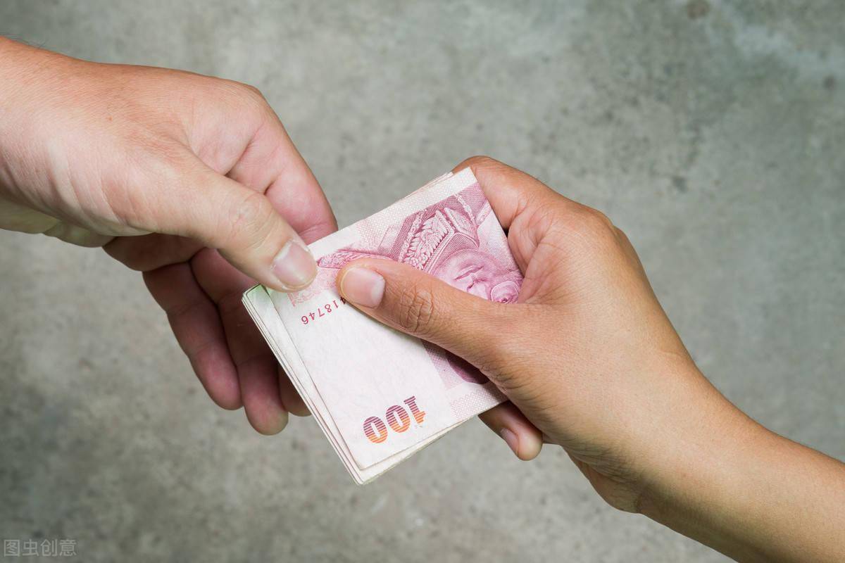 老公偷偷给他妹妹塞钱你会怎么办这里有句老话解决了问题