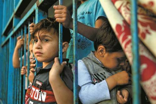 5月14日,一名离开家园躲避战火的巴勒斯坦儿童在加沙城一个难民营玩耍