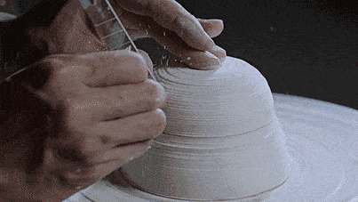 景德镇两千多年的制瓷历史,具备完善的制瓷工艺,娴熟的制瓷手艺和得天