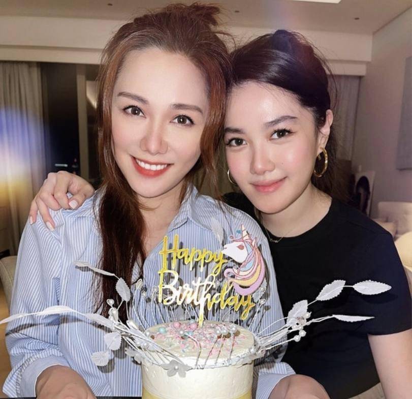 汤洛雯亲妹妹长相甜美,身材出众具有星味,一家高颜值羡煞旁人