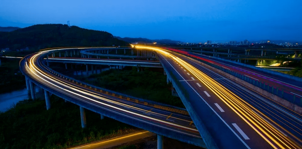 通车在即韶新高速主线沥青路面全线贯通