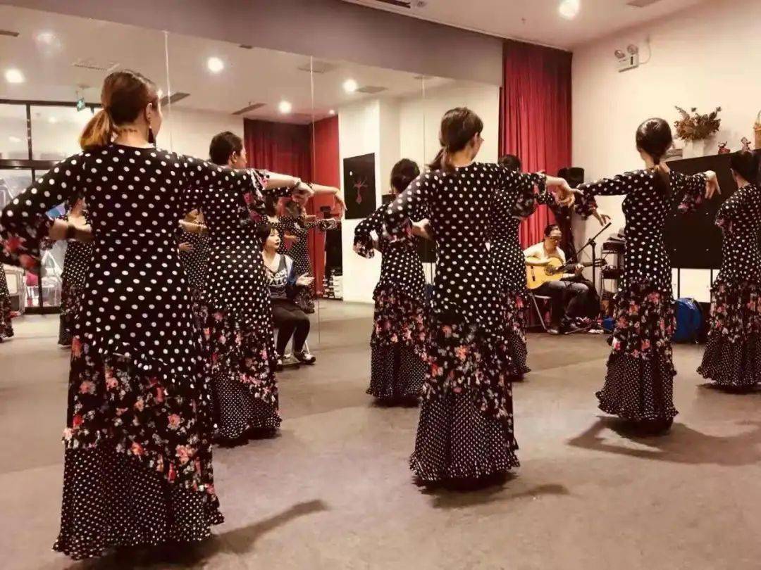 lucero会为学员安排live house,小型交流演出还有年度剧场汇演,精心