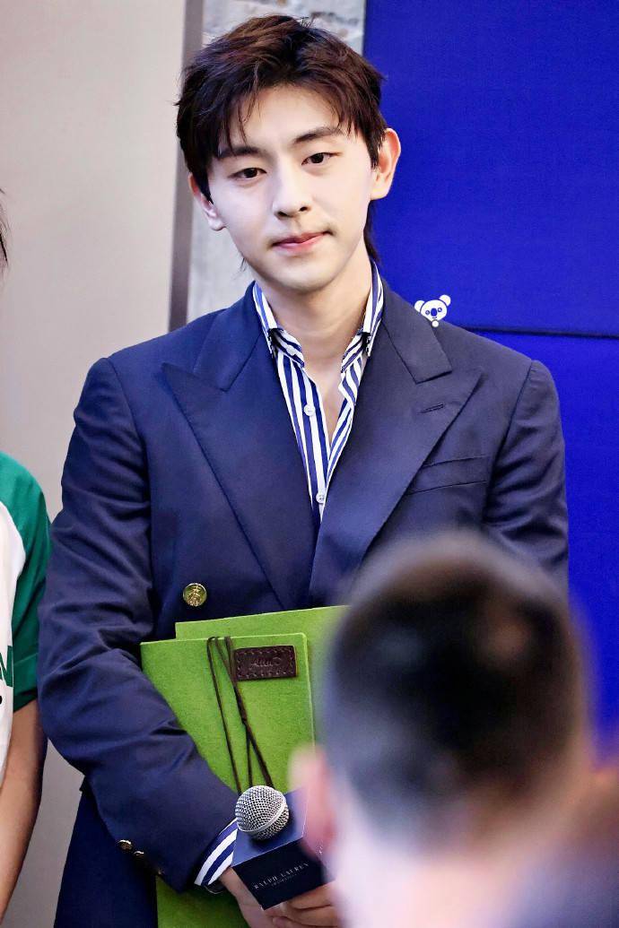 邓伦今日出席ralphlauren品牌活动 演员伦分享香水的同时不忘宣传新剧